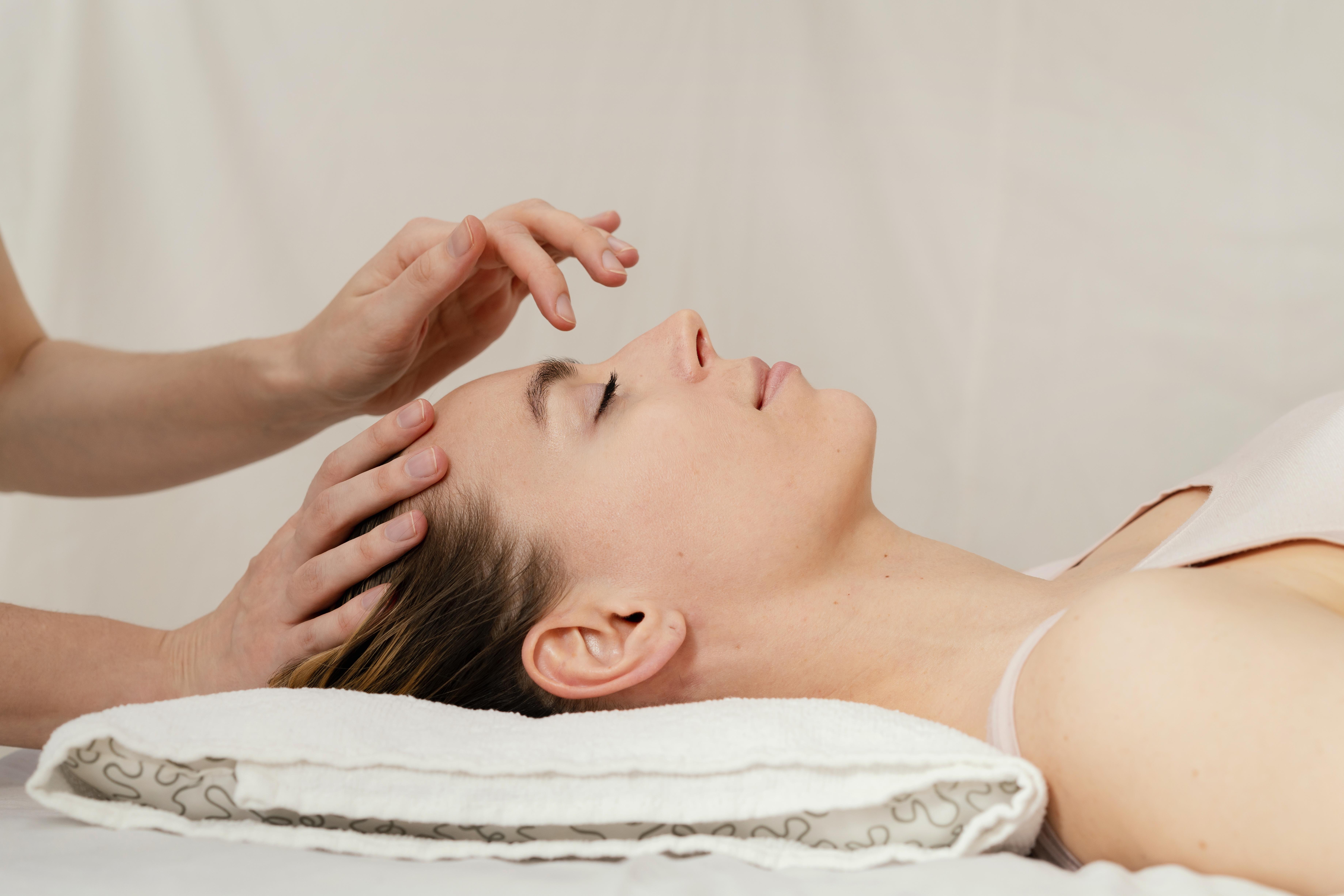 Mujer en una sesión de tratamiento facial intensivo