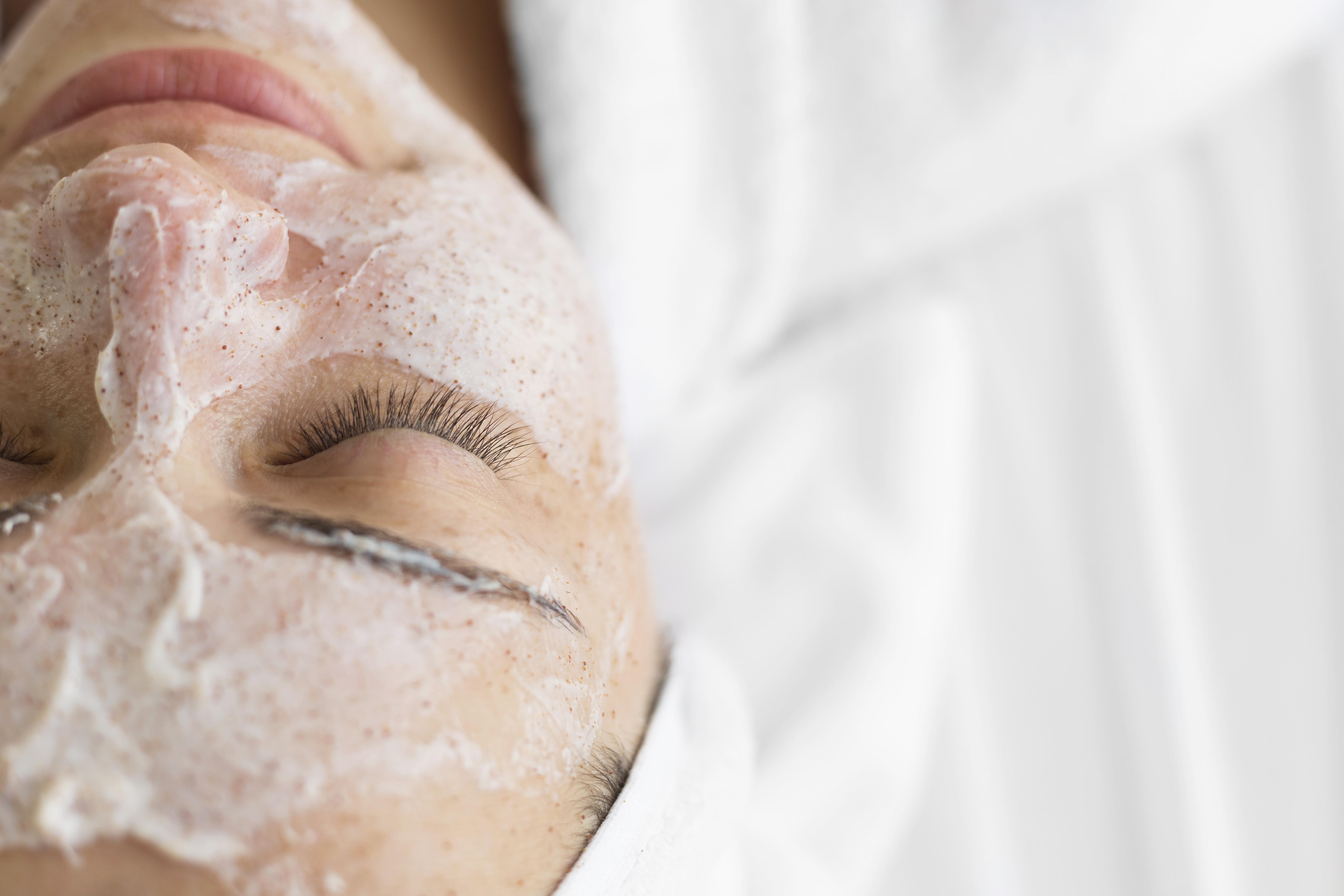 Mujer recibiendo un masaje facial con una guasha